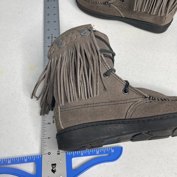 Minnetonka Tramper Boot Moccasins- Gray Suede Fringe Lace Up Boho Womens 5 - Picture 7 of 11